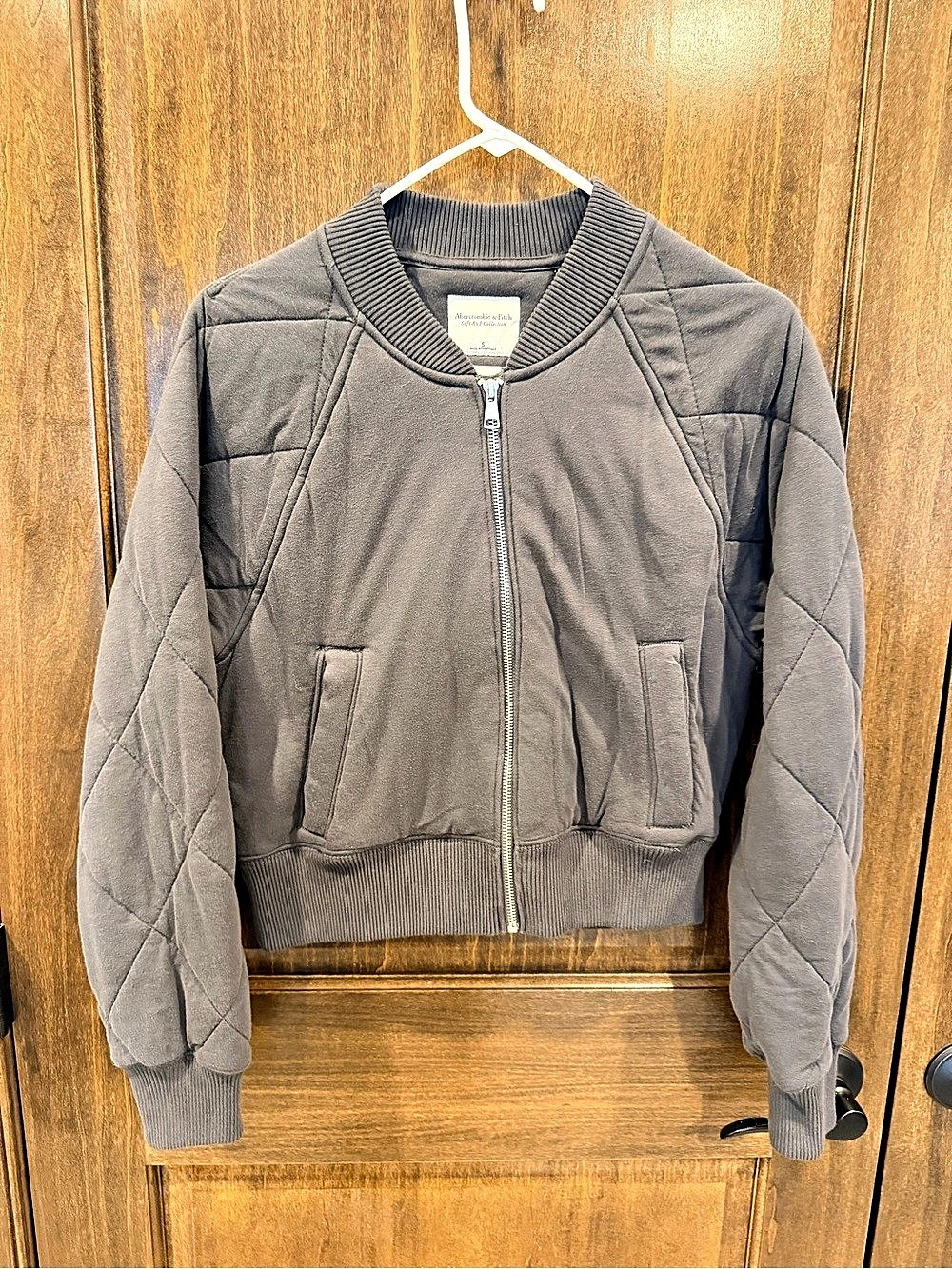 Abercrombie & Fitch Quilted Bomber Jacket in Gray Size Small Like New